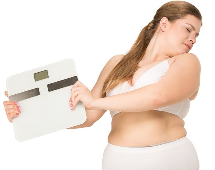 Chica gorda antes de tomar cápsulas de dieta cetogénica