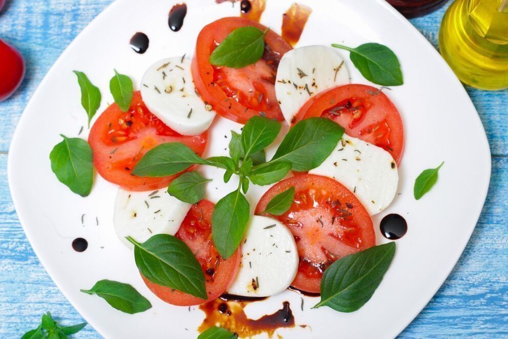 tomates con queso y hierbas para la dieta mediterránea