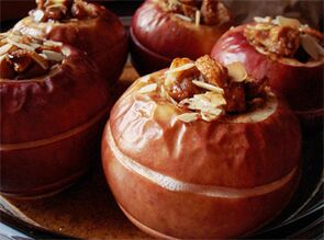 Las manzanas cocidas con frutos secos son un postre en el menú dietético tras la extirpación de la vesícula biliar. 