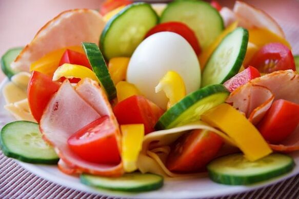 Ensalada de verduras en el menú dietético de huevo y naranja para adelgazar. 