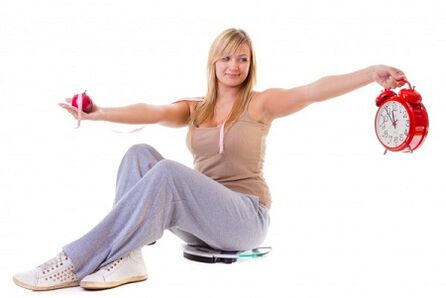 Una chica que quiere adelgazar come sano y a dieta